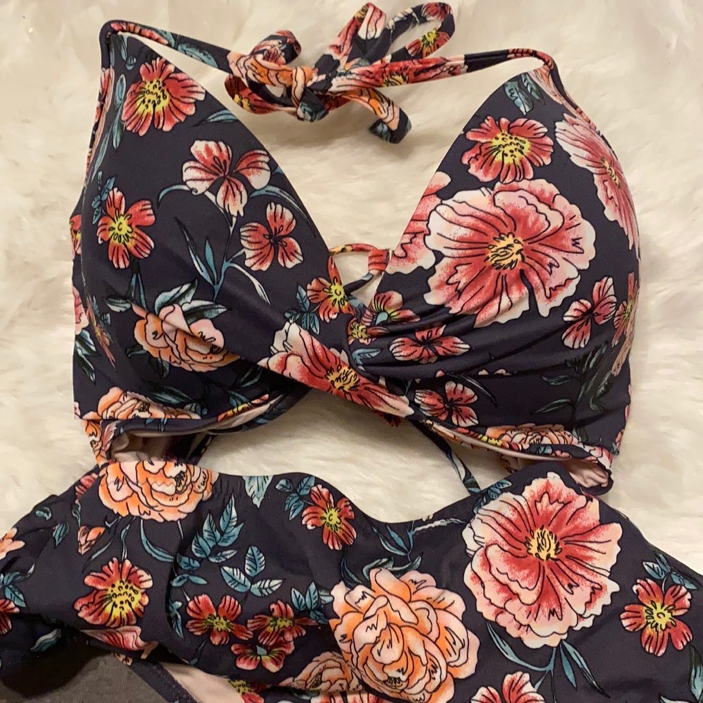 Floral bathing suit 🤍